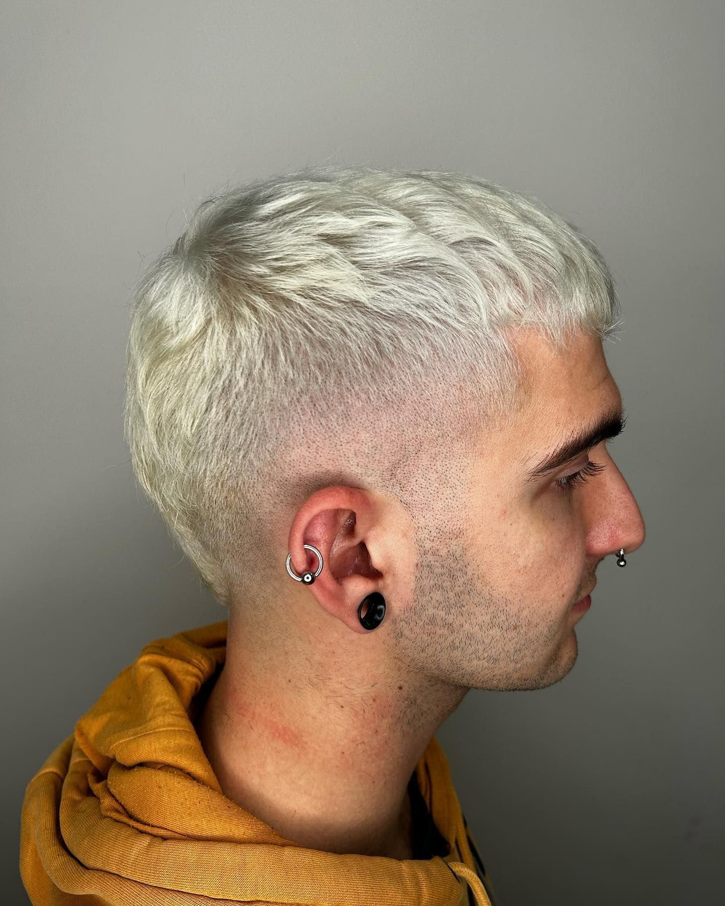 Corte texturizado en rubio platino