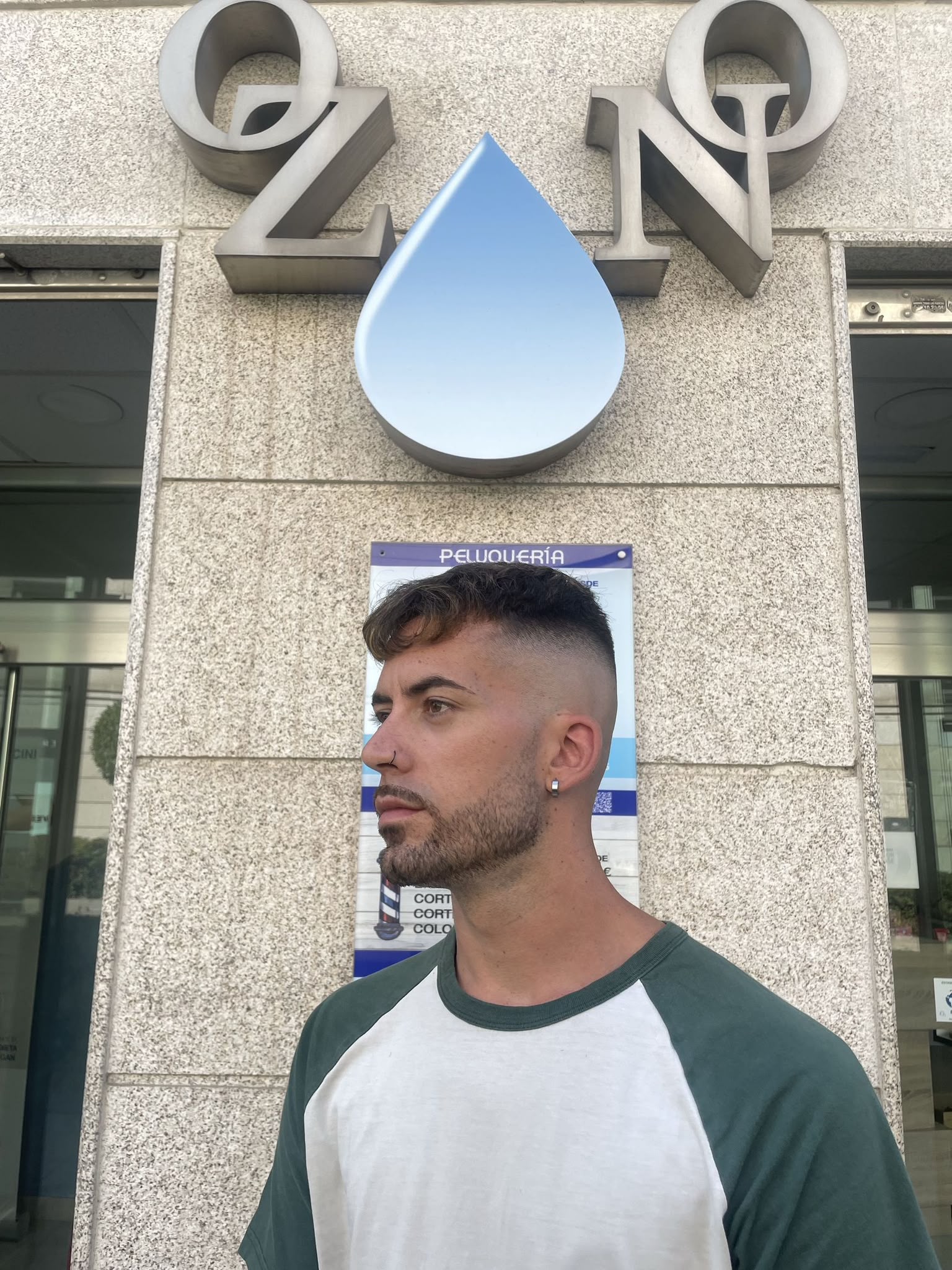 Cliente con corte degradado frente al salón