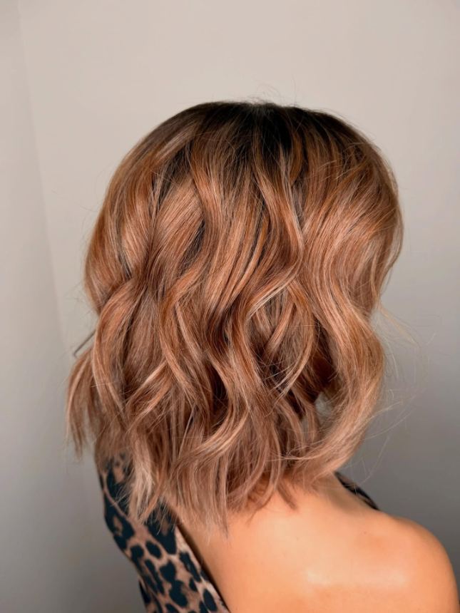 Balayage cobrizo en bob ondulado