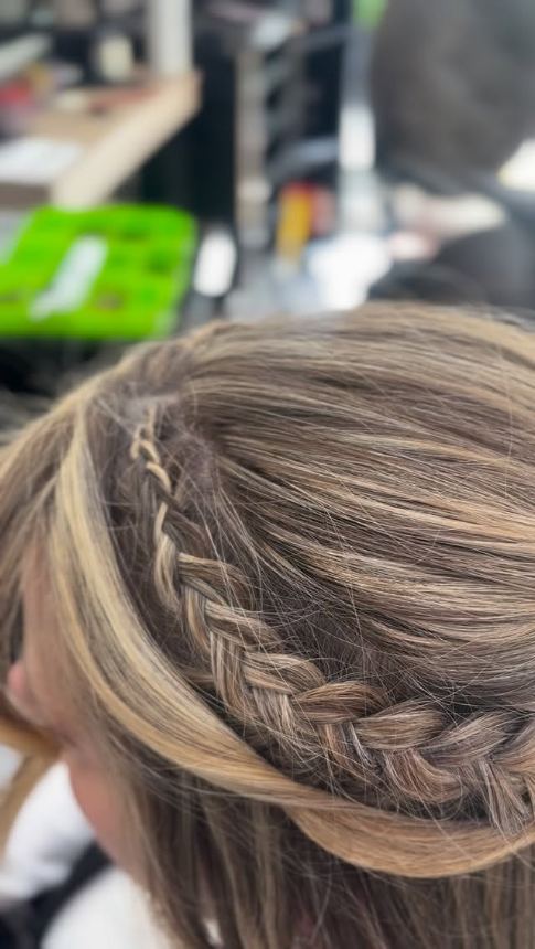 Trenza lateral con mechas rubias