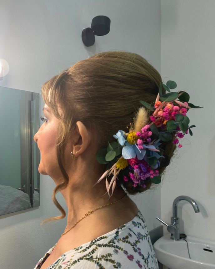 Recogido de novia con flores
