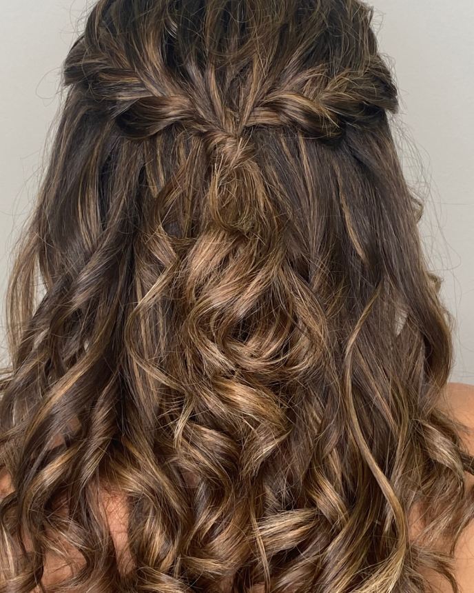 Semirecogido con trenzas y ondas