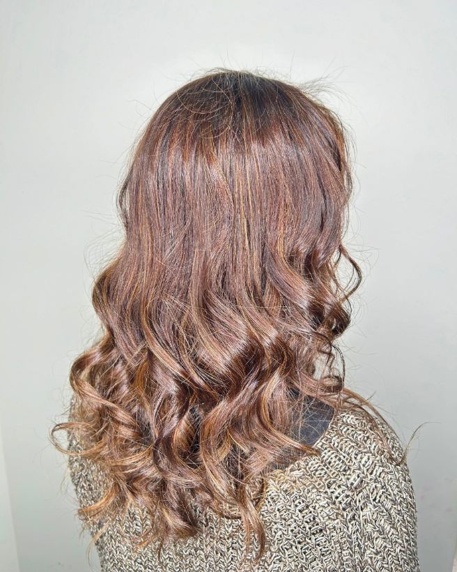 Rizos con mechas caramelo